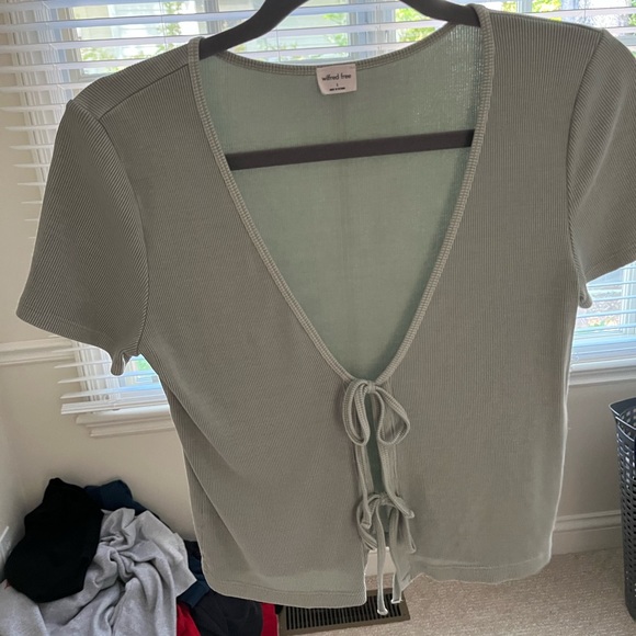 Front tie shirt - Picture 1 of 2